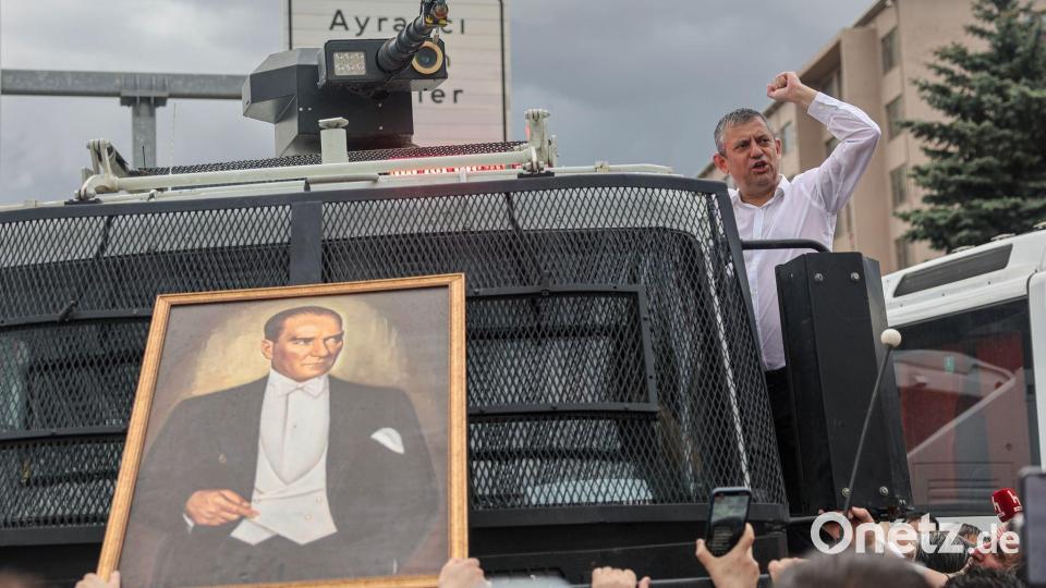 Özel protestiert gegen seine Absetzung als CHP-Chef. (Archivbild) Bild: Ugur Yildirim/Dia Photo/AP/dpa