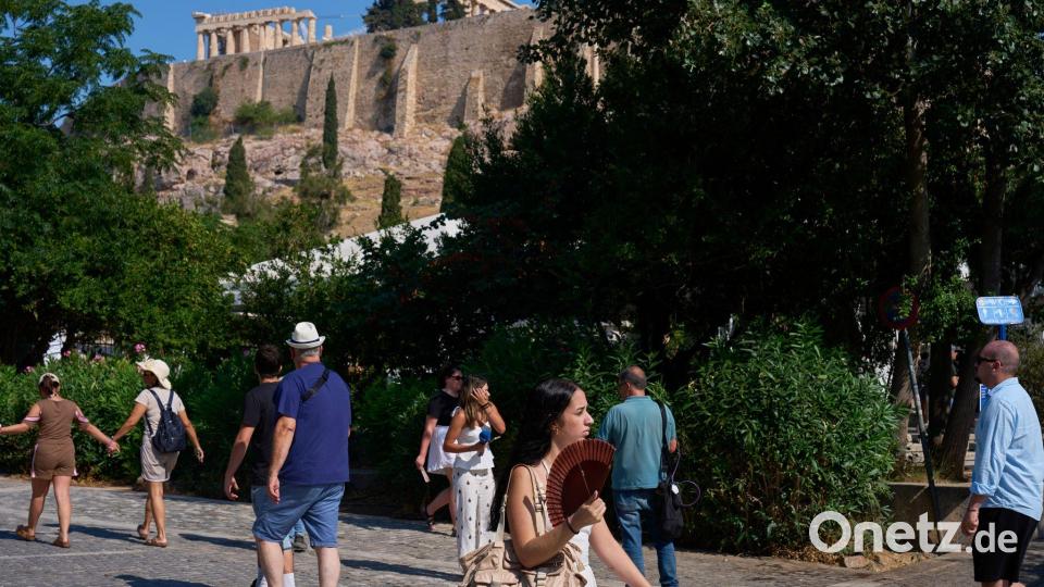 Besucher sind an der Akropolis unterwegs. Am Morgen hatte es in der Nähe einen Angriff auf zwei Touristen gegeben. Bild: Petros Giannakouris/AP/dpa