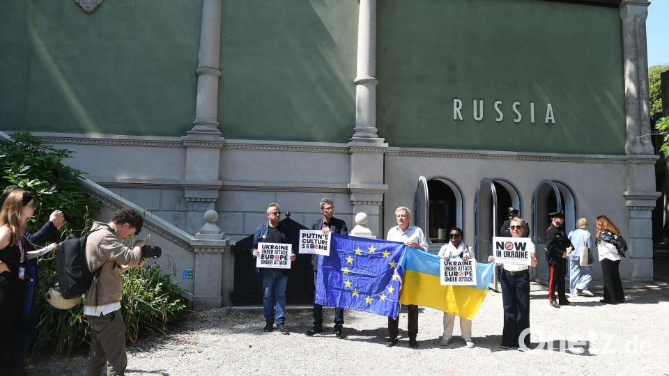 Demonstranten erinnern im Mai vor dem russischen Pavillon an den Angriffskrieg Russlands gegen die Ukraine. (Archivbild) Bild: Felix Hörhager/dpa
