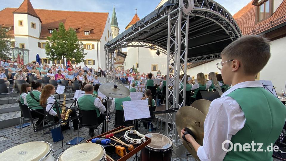 Sommerserenade in reizvoller Kulisse: Die Jugendblaskapelle Nabburg begeistert mit ihrem Konzert. Bild: Claudia Völkl
