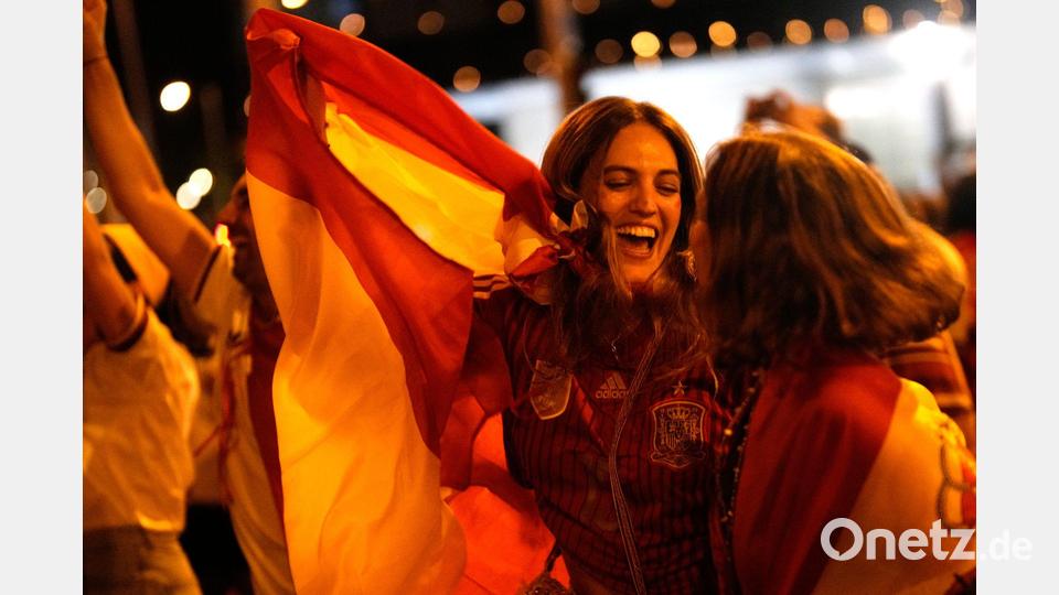 Der Jubel auf den Straßen der spanischen Hauptstadt Madrid unmittelbar nach dem Sieg bei der WM in Kanada, Mexiko und den USA am Sonntagabend gab schon einen Vorgeschmack auf die Riesenfeier nach der Rückkehr der Nationalelf in die Heimat. Bild: Bernat Armangue/AP/dpa