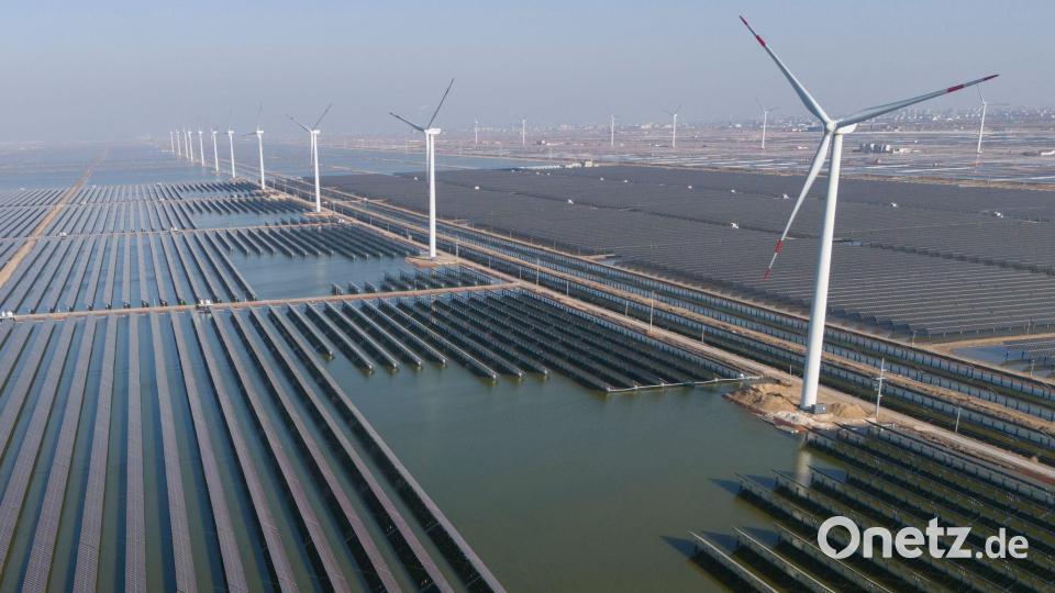 China setzt den Ausbau von Wind- und Sonnenenergie fort. (Symbolbild) Bild: Ng Han Guan/AP/dpa