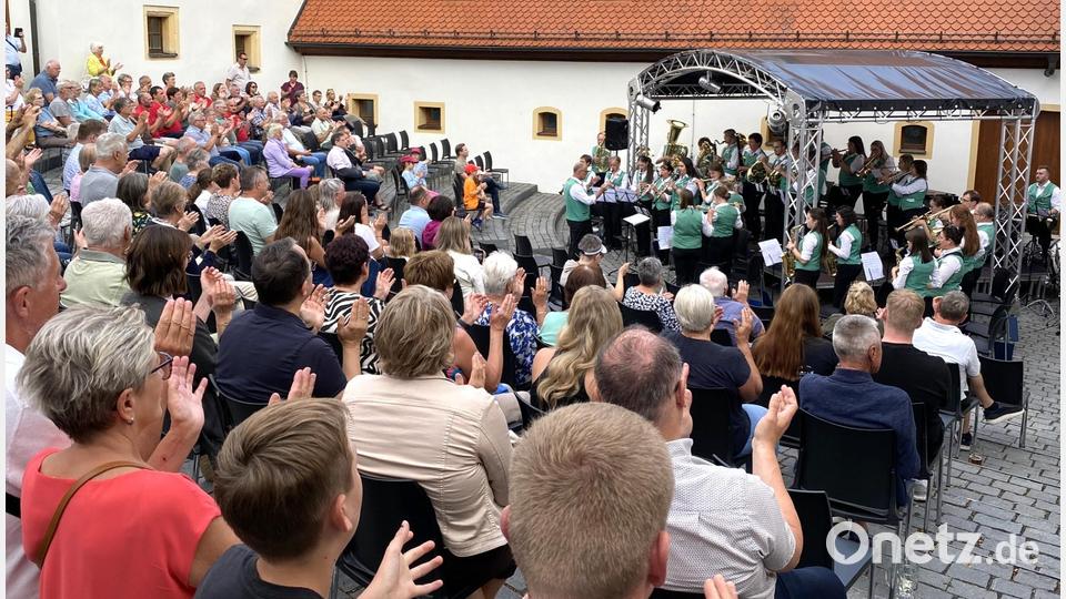 Bei der Serenade im Spitalhof trifft die Jugendblaskapelle den Geschmack der Zuhörer. Bild: Claudia Völkl
