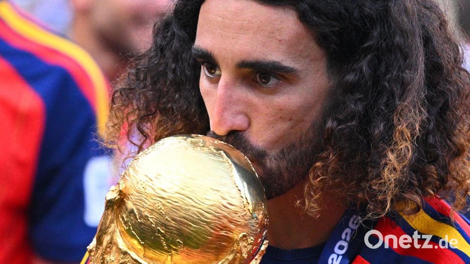 Ein Küsschen für den WM-Pokal: Marc Cucurella. Bild: Tom Weller/dpa