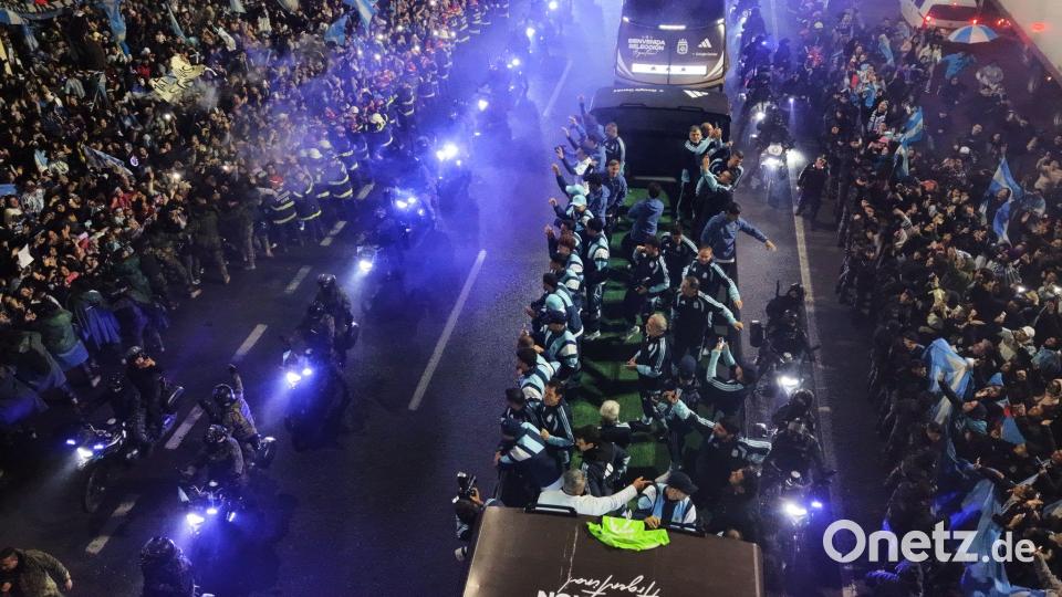 Der Bus mit der argentinischen Nationalmannschaft kommt in Ezeiza an. Bild: Rodrigo Abd/AP/dpa