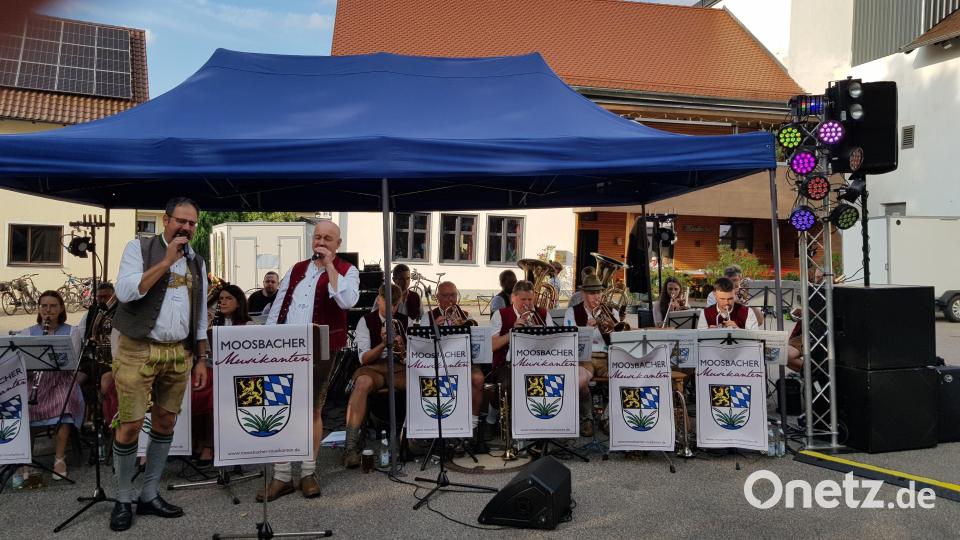 Die Moosbacher Musikanten freuten sich über ihr gelungenes Lampionfest, zu dem viele Besucher kamen. Bild: Peter Garreiss
