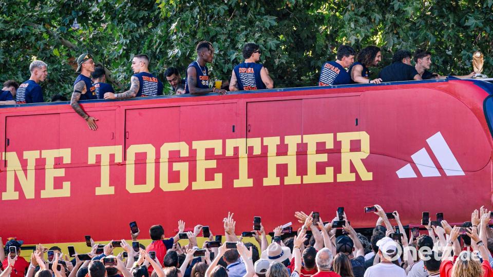 Rund zwei Millionen Menschen gingen nach offiziellen Angaben auf die Straßen, um Spaniens Weltmeister zu feiern. Bild: José Oliva/Europa Press/AP/dpa