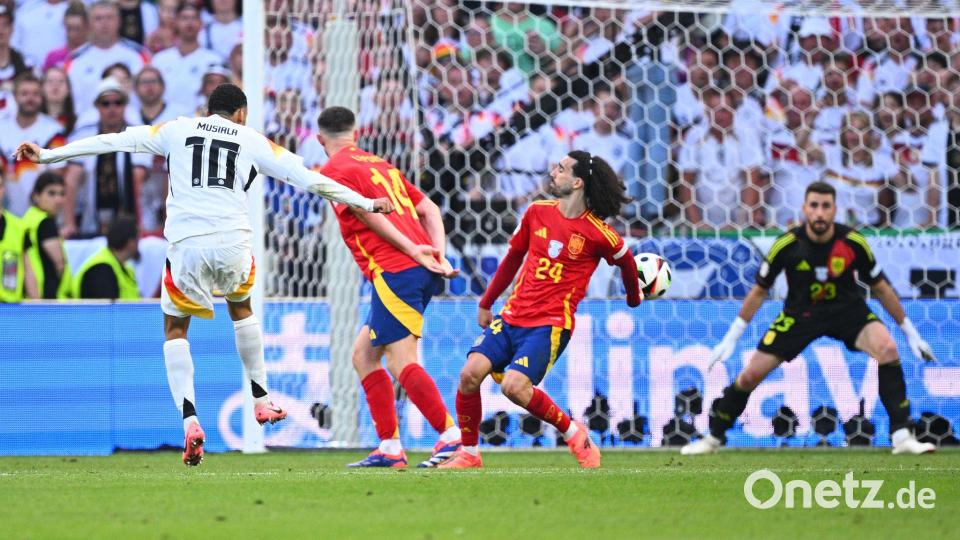 Jamal Musiala schießt Marc Cucurella den Ball an die Hand - trotzdem gab Taylor keinen Strafstoß. (Archivfoto) Bild: Tom Weller/dpa