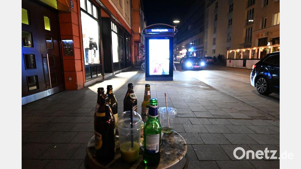Rund um die Münchner Uni hinterlassen Feiernde Müll. Bild: Felix Hörhager/dpa