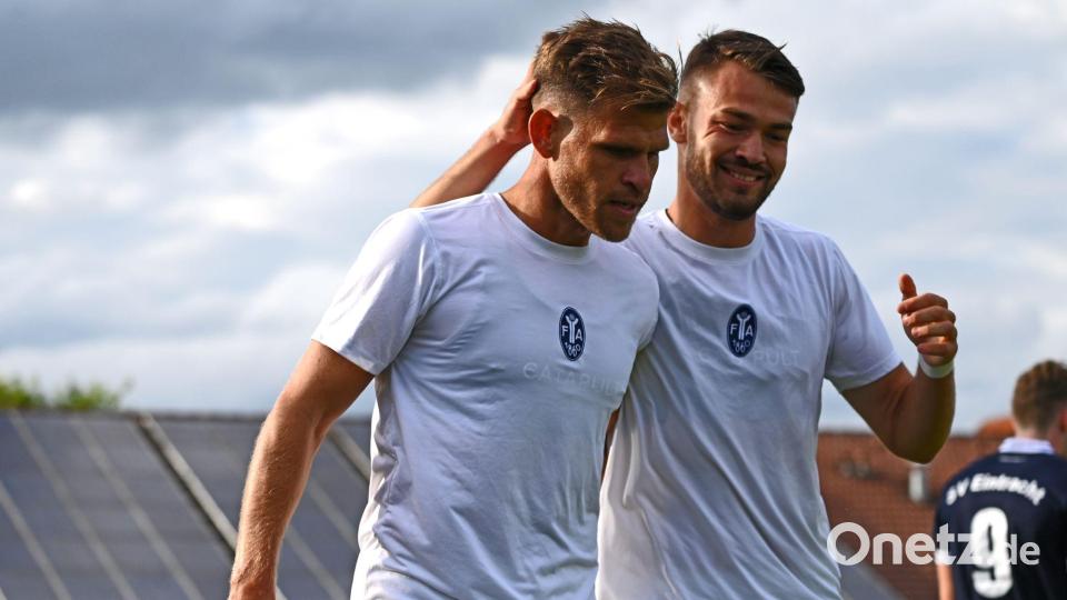 Der Löwe fehlt: Florian Niederlechner mit dem ungewohnten neuen Vereinsemblem auf dem Trikot. Bild: Florian Diettrich/dpa