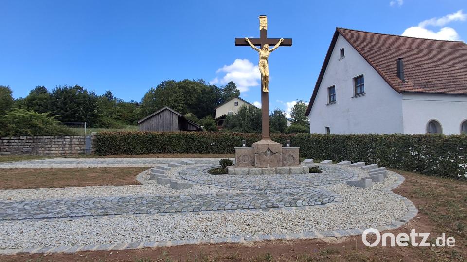 Grabplatten sind rund um das Ölbergkreuz angebracht. Bild: Birgit Übelmesser