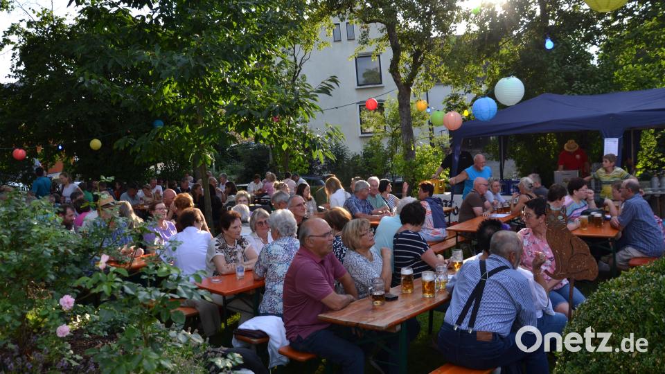 Die zahlreichen Besucher genossen das stimmungsvolle Lampionfest im Garten der Brauerei Scheuerer. Bild: Peter Garreiss