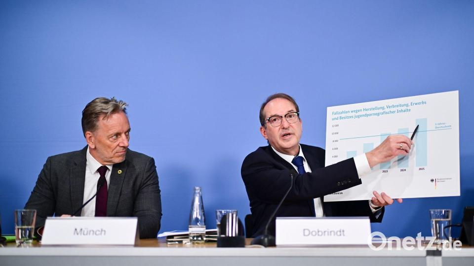 Bundesinnenminister Alexander Dobrindt (r.) und BKA-Chef Holger Münch präsentieren aktuelle Zahlen zu sexuellem Missbrauch von Kindern und Jugendlichen. Bild: Sebastian Gollnow/dpa
