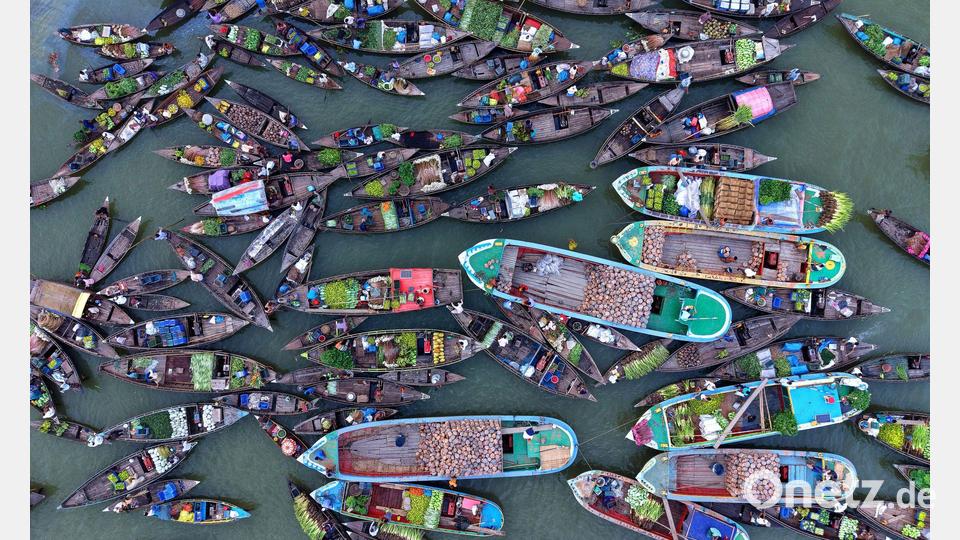 Buntes Treiben: Käufer und Händler versammeln sich mit ihren kleinen Holzbooten auf dem fast 200 Jahre alten schwimmenden Markt von Baithakata in Bangladesch. Bild: Syed Mahabubul Kader/ZUMA Press Wire/dpa