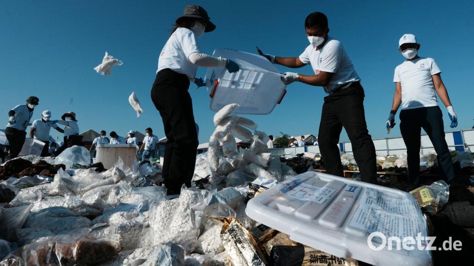 Vernichtung in großem Stil: Beamte bereiten am Stadtrand von Phnom Penh illegale Drogen und Vorläuferchemikalien für eine Vernichtungszeremonie zum  Internationalen Tag gegen Drogenmissbrauch vor Bild: Heng Sinith/AP/dpa
