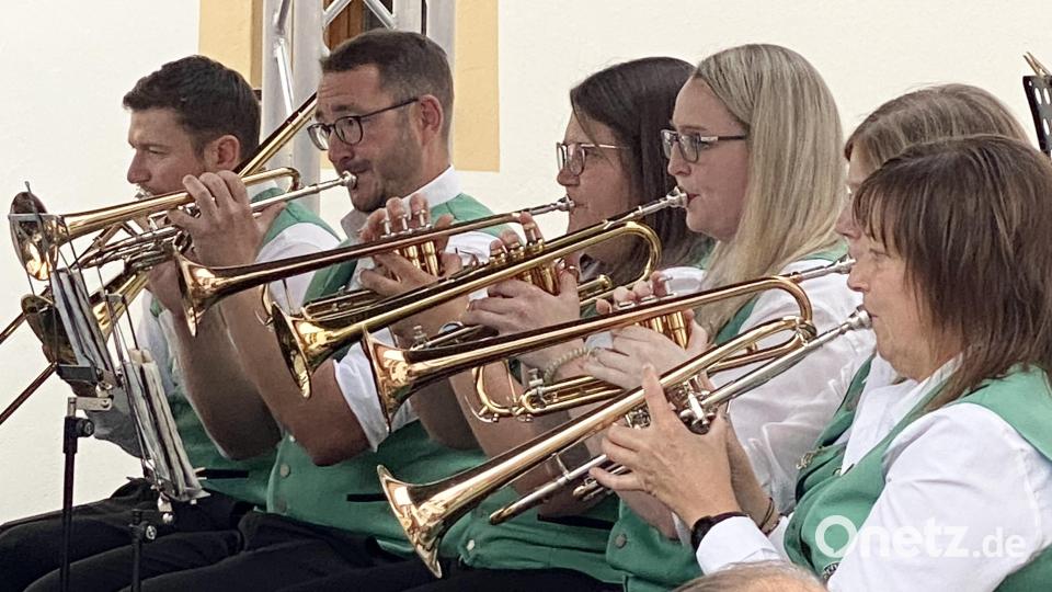 Die Musiker des Hauptorchesters greifen zu ihren Instrumenten. Bild: Claudia Völkl