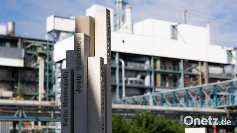 An die Todesopfer erinnert eine Gedenkstätte in der Nähe der explodierten Tanks. (Archivbild) Bild: Rolf Vennenbernd/dpa