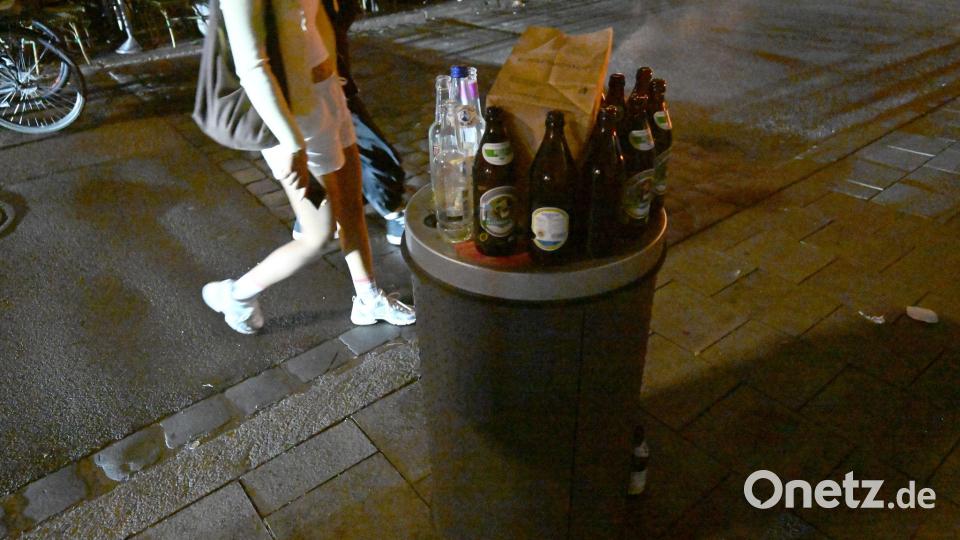 Die Richter befassen sich mit einem Verbot der Stadt München. Demnach darf ein Gastronom nach 22.00 kein Flaschenbier zum Mitnehmen mehr verkaufen. Bild: Felix Hörhager/dpa