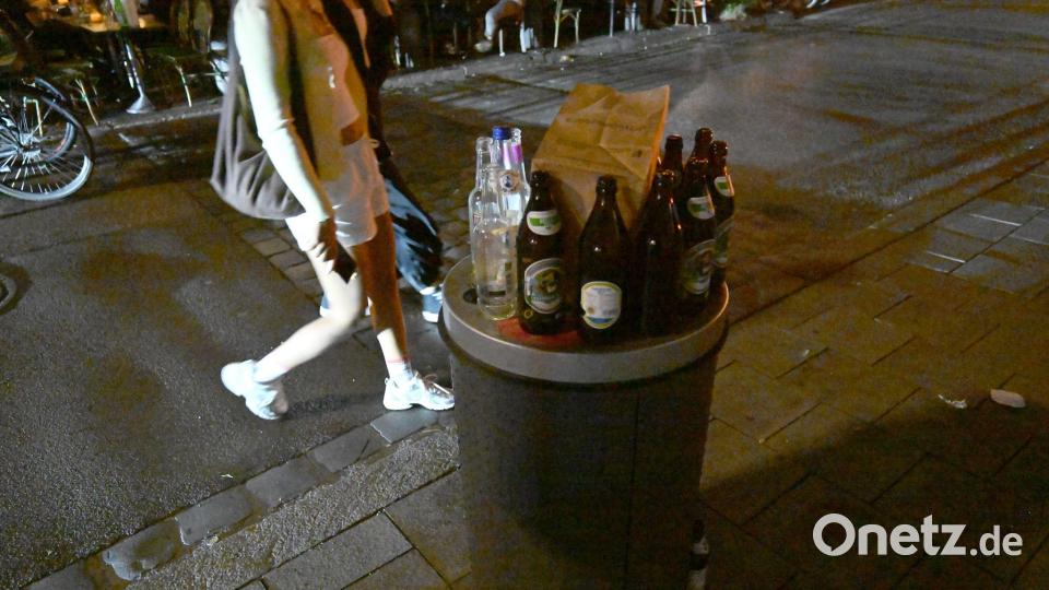 Die Richter befassen sich mit einem Verbot der Stadt München. Demnach darf ein Gastronom nach 22.00 kein Flaschenbier zum Mitnehmen mehr verkaufen. Bild: Felix Hörhager/dpa
