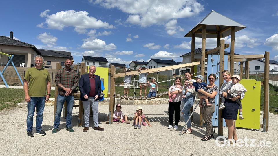 Sie weihten den neuen Spielplatz an der Hannathstraße offiziell mit Fronberger Familien ein: v.l.n.r.: Jürgen Diller (Stadtplanung Stadt Schwandorf), Michael Übel (Leiter des Städtischen Bauhofs) und Oberbürgermeister Andreas Feller. Bild: Stadt Schwandorf