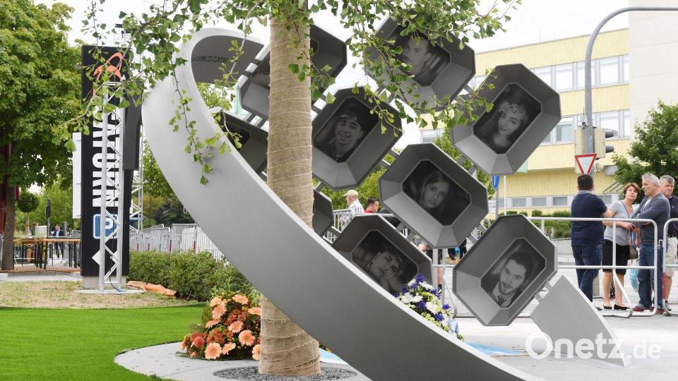 Erst 2019 wurde die Tat als rechtsradikaler Anschlag eingestuft - die Inschrift des Denkmals wurde daraufhin 2020 angepasst. (Archivbild) Bild: Tobias Hase/dpa