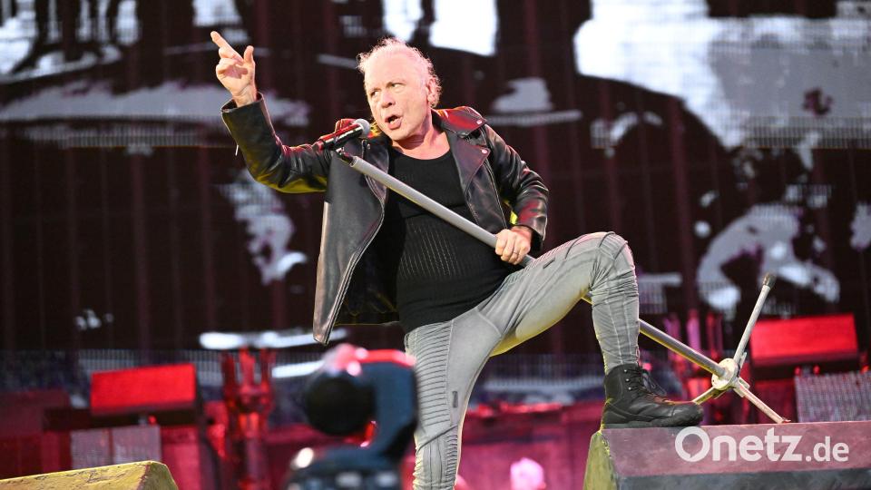Agil wie eh und je auch nach 45 Jahren bei Iron Maiden: Bruce Dickinson in Aktion. Bild: Tobias Schwarzmeier