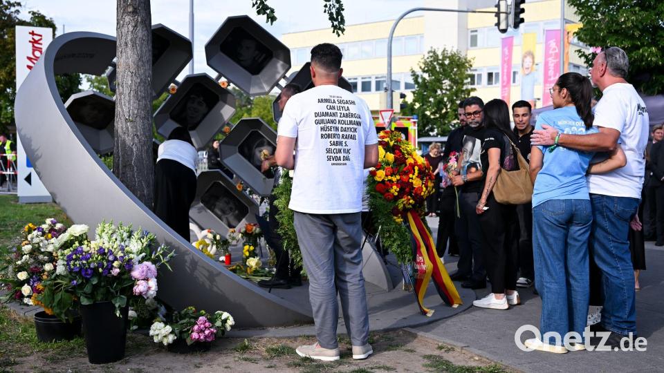 Am Mahnmal „Für Euch“ sind die Bilder der Getöteten zu sehen. Bild: Sven Hoppe/dpa
