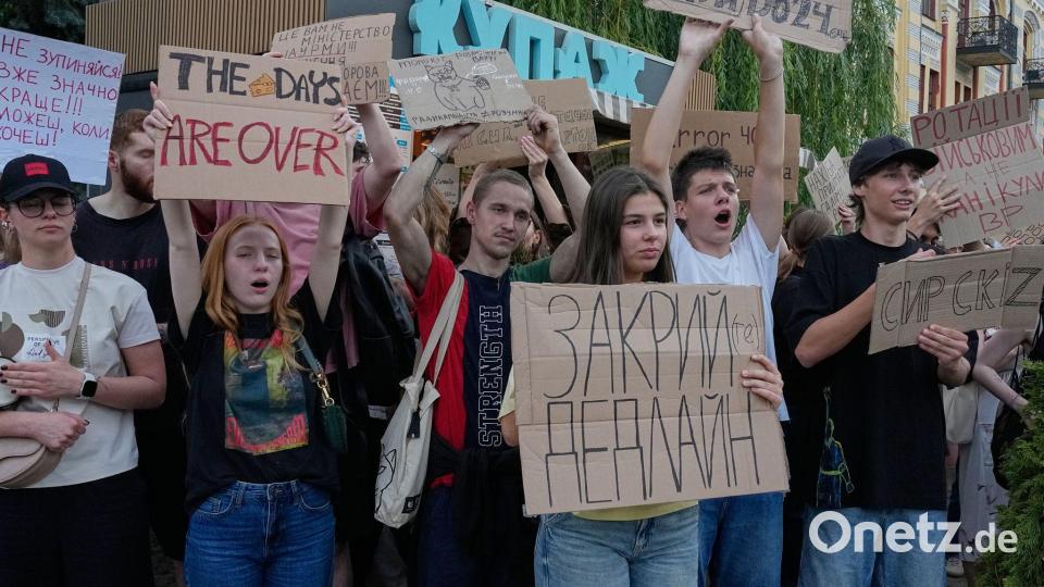 Die Demonstranten haben sich mit ihrer Forderung nach Abberufung von Armeechef Syrskij durchgesetzt. Bild: Efrem Lukatsky/AP/dpa