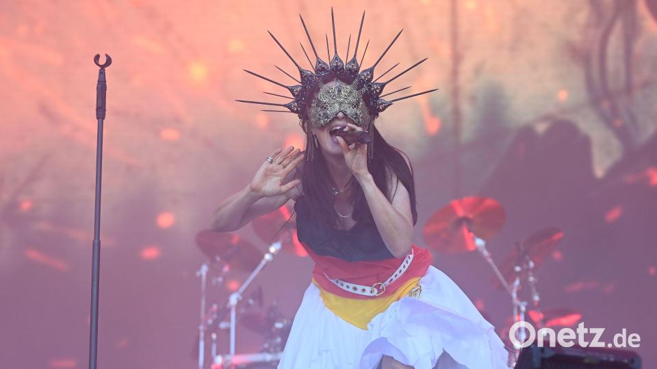 Glasklarer Sirenengesang von Symphonic-Rockerin Sharon den Adel. Bild: Tobias Schwarzmeier