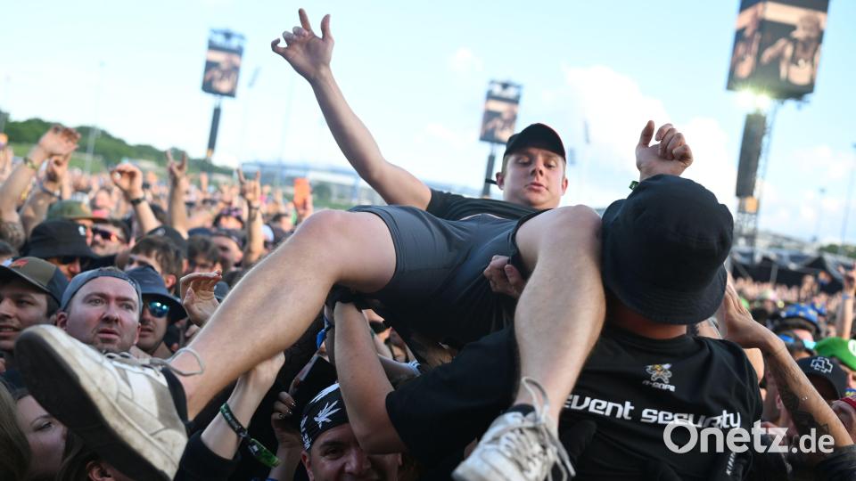 Ganz neue Blickwinkel beim Crowdsurfing. Bild: Tobias Schwarzmeier