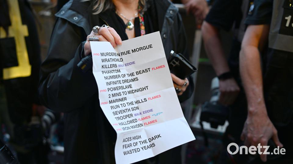 Iron Maiden ist bekanntermaßen eine der professionellsten Bands der Szene. Perfekt wie eine Regisseurin brieft ihre Tourmanagerin die Fotografen zum Ablauf der Songs. Bild: Tobias Schwarzmeier