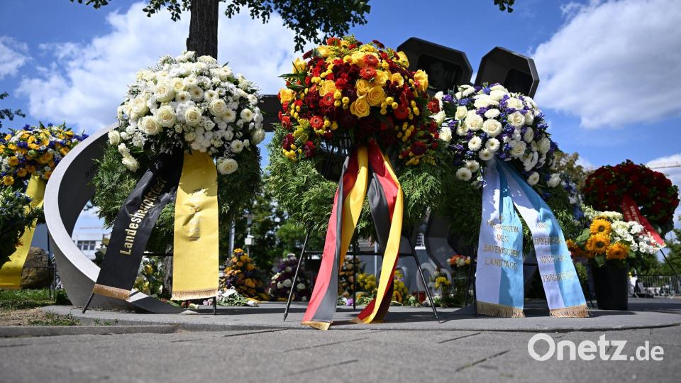 Kränze stehen am Denkmal „Für Euch“. Bild: Sven Hoppe/dpa