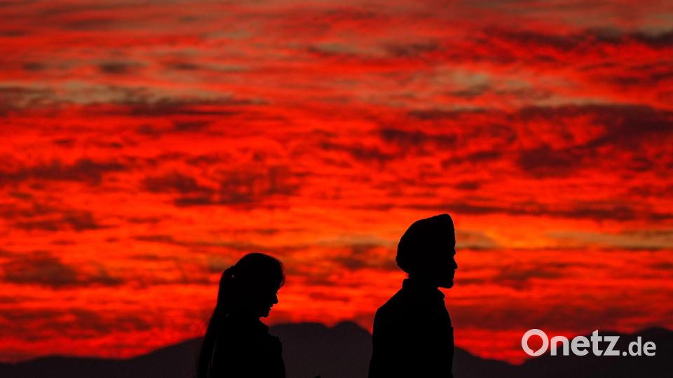 Silhouetten im Rauch: Waldbranddunst über Burnaby Mountain Bild: Darryl Dyck/The Canadian Press via AP/dpa