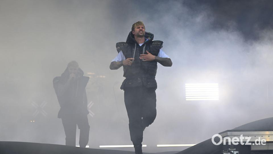 Lieben dramatische Auftritte: Electric Callboy entern die Utopia Stage. Bild: Tobias Schwarzmeier