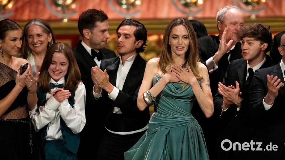 Vivienne Jolie-Pitt (L, vordere Reihe), will „Pitt“ aus ihrem Namen streichen lassen. (Archivbild) Bild: Charles Sykes/Invision/AP/dpa