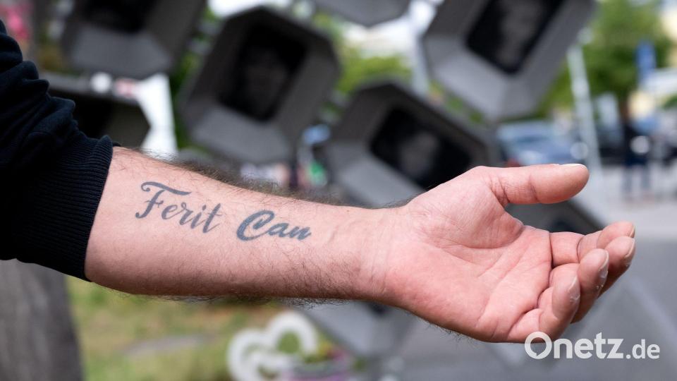 Der Vater Hasan hat sich die Namen des getöteten Can und dessen älterem Bruder Ferit auf seinen Arm tätowieren lassen. Bild: A4366 Sven Hoppe/dpa