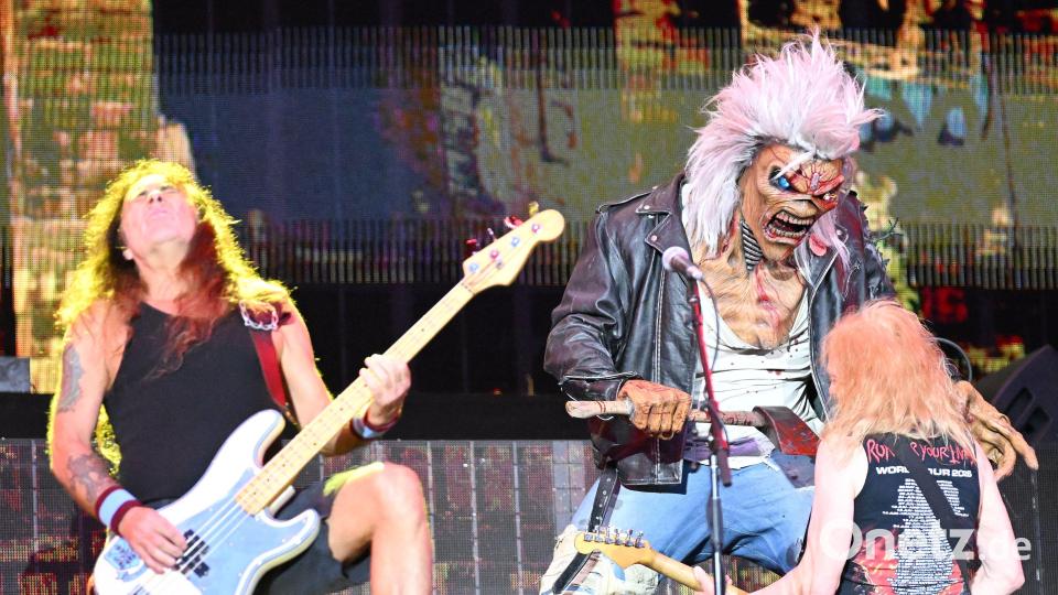 Horror-Figur Eddie hat Spaß mit den Iron-Maiden-Musikern. Bild: Tobias Schwarzmeier