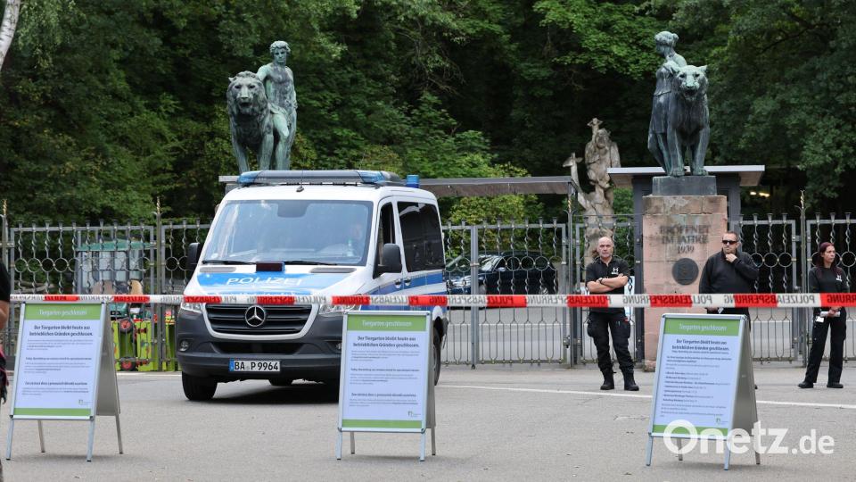 Am 29. Juli 2025 blieb der Tiergarten für Besucherinnen und Besucher geschlossen. Die Polizei sicherte den Eingang zusätzlich. (Archivbild) Bild: Daniel Löb/dpa