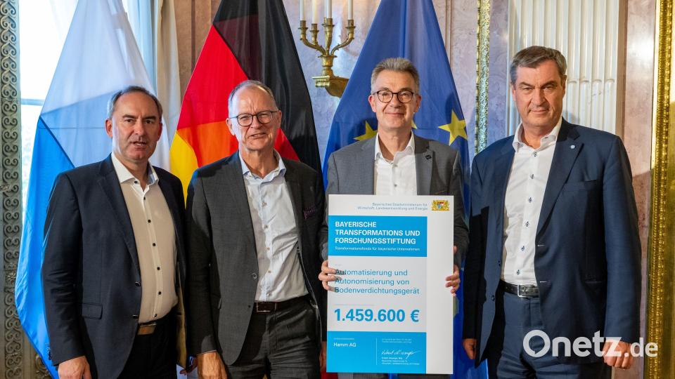 Bei der Übergabe des Förderbescheides: Vorstand Stefan Klumpp (Zweiter von links) und Axel Römer, Leiter Forschung und Entwicklung (Dritter von links) mit Wirtschaftsminister Hubert Aiwanger (links) und Ministerpräsident Markus Söder. Bild: Lennart Preiss