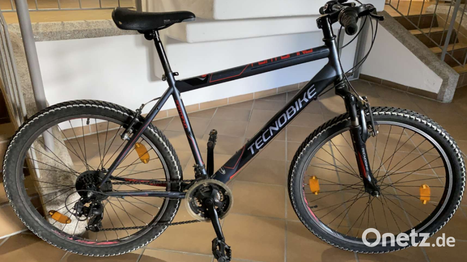 Die Polizeiinspektion Weiden hat zwei Mountainbikes sichergestellt – zum einen ein schwarz-rotes Mountainbike der Marke Tecnobike. Bild: Polizeiinspektion Weiden