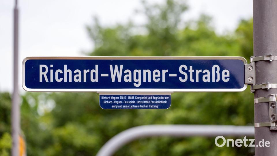 Der Bayreuther Stadtrat beschloss die Ergänzungsschilder. Bild: Pia Bayer/dpa