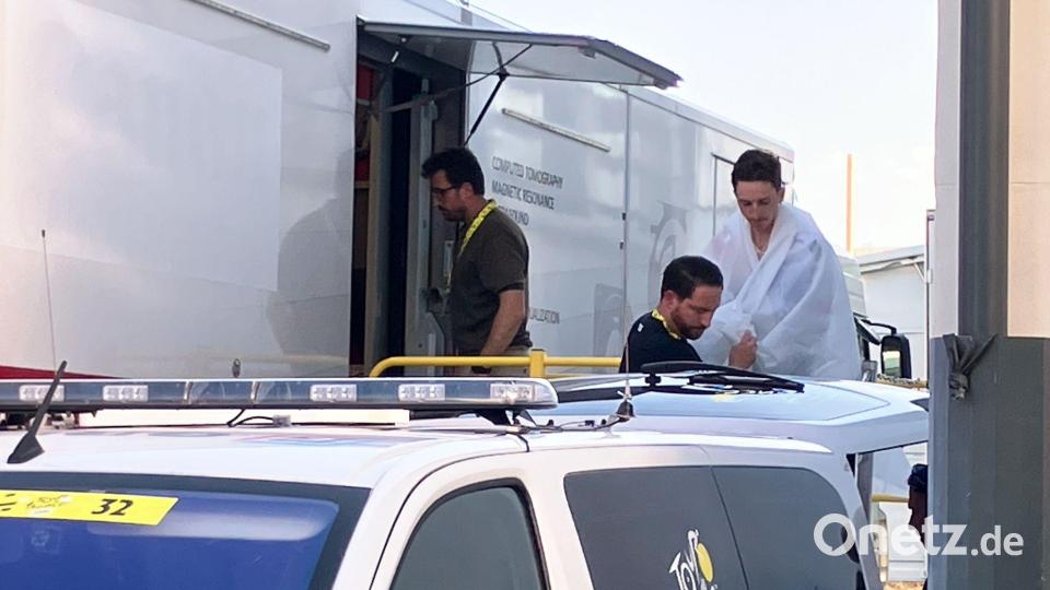 Der deutsche Radprofi Florian Lipowitz verlässt nach seinem Sturz den Röntgen-Truck. Bild: Stefan Tabeling/dpa