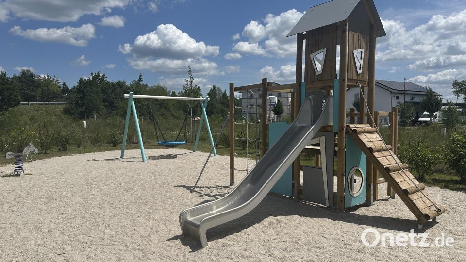 Auch der neue Spielplatz im Neubaugebiet „Rothlinde“ lädt mit modernen Spielgeräten zum Spielen, Klettern und Entdecken ein. Bild: Stadt Schwandorf