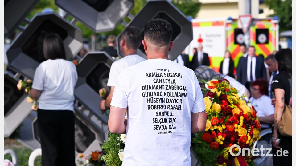 Besucher tragen T-Shirts mit den Namen der Opfer. Bild: Sven Hoppe/dpa