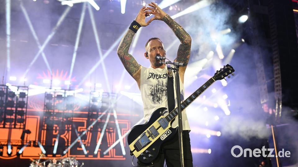 Volbeats Michael Poulsen mit der symbolträchtigen Geste zu einem friedvollen und harmonischen Festival. Bild: Tobias Schwarzmeier