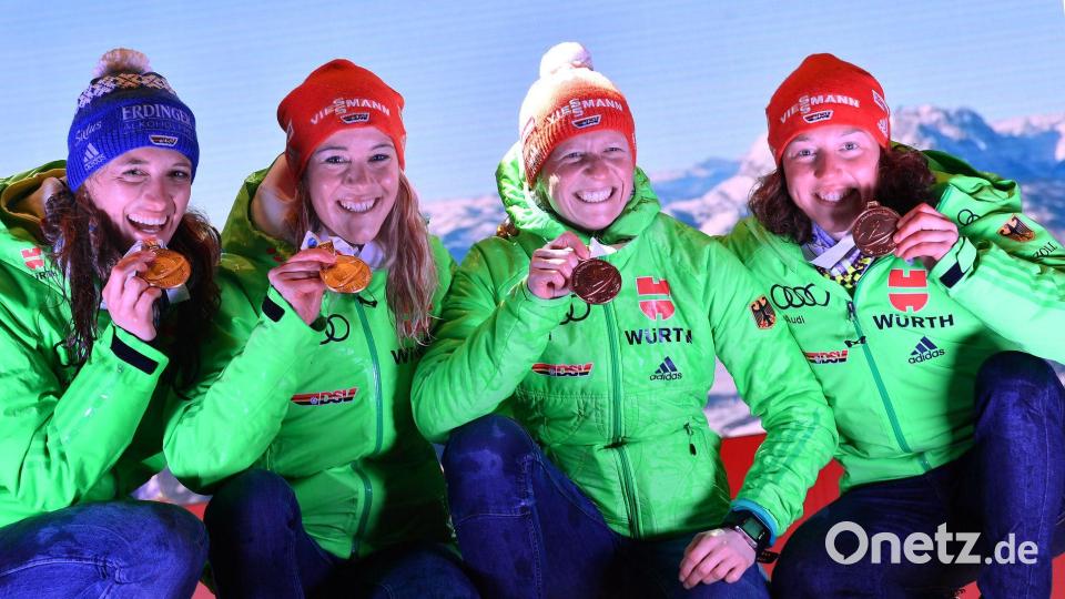 WM-Gold gemeinsam im Team: Maren Hammerschmidt (2.vl.) und Laura Dahlmeier (r). (Archivbild) Bild: picture alliance / Martin Schutt/dpa-Zentralbild/dpa