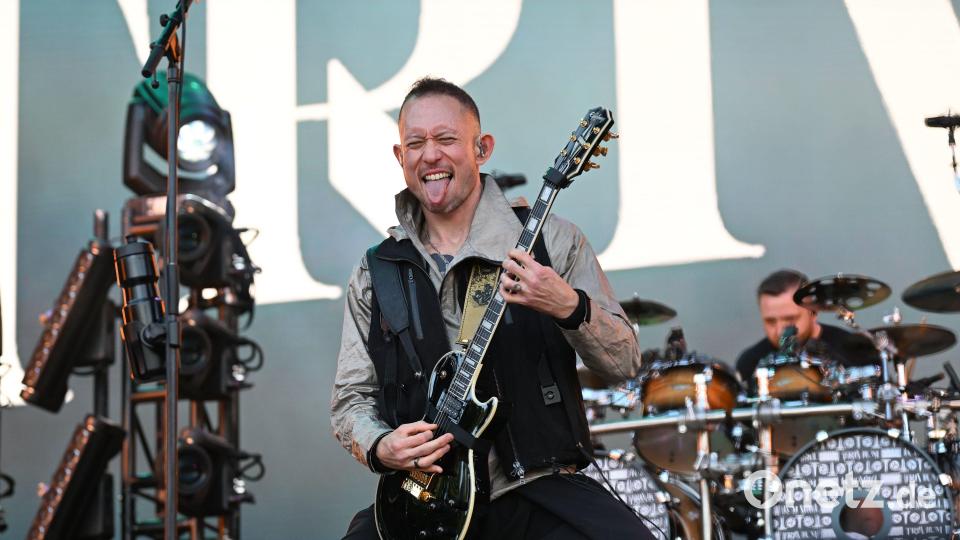 Trivium-Sänger Matt Heafy hat den Schalk im Nacken. Bild: Tobias Schwarzmeier