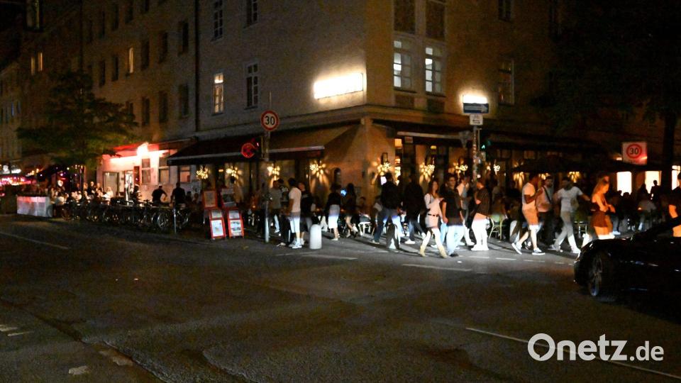 In der Gegend im Univiertel gibt es nachts oft Ansammlungen feiernder Menschen. Bild: Felix Hörhager/dpa