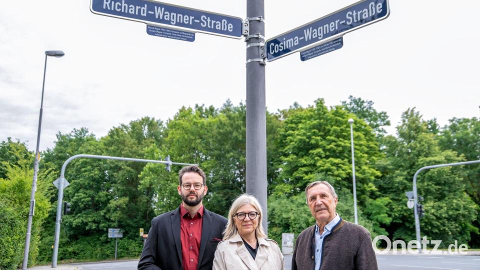 OB Andreas Zippel (l.), Martina Ruppert vom Historischen Museum und der ehemalige Landtagsabgeordnete Christoph Rabenstein (SPD) stellten das Projekt vor. Bild: Pia Bayer/dpa