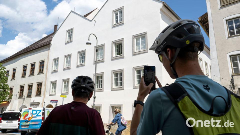 Das Geburtshaus von Adolf Hitler in Braunau am Inn ist Anziehungspunkt für Touristen und auch Mitglieder der rechtsextremen Szene. Bild: Peter Kneffel/dpa